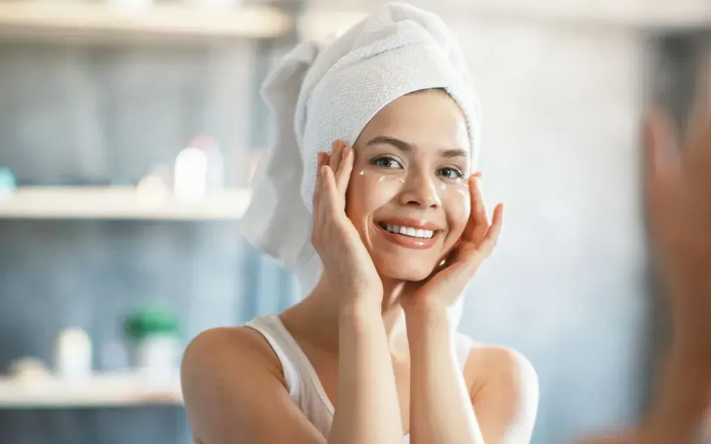 Vì sao nên thoa kem dưỡng mắt vào buổi tối? Bí quyết chăm sóc vùng da quanh mắt hiệu quả